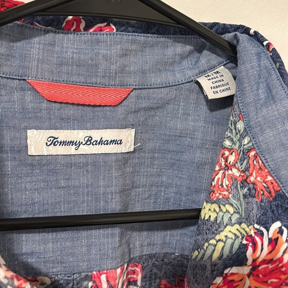 Men’s Tommy Bahama Blue Pink Floral Vacation Tropical Button Down Shirt Size M - Picture 2 of 3